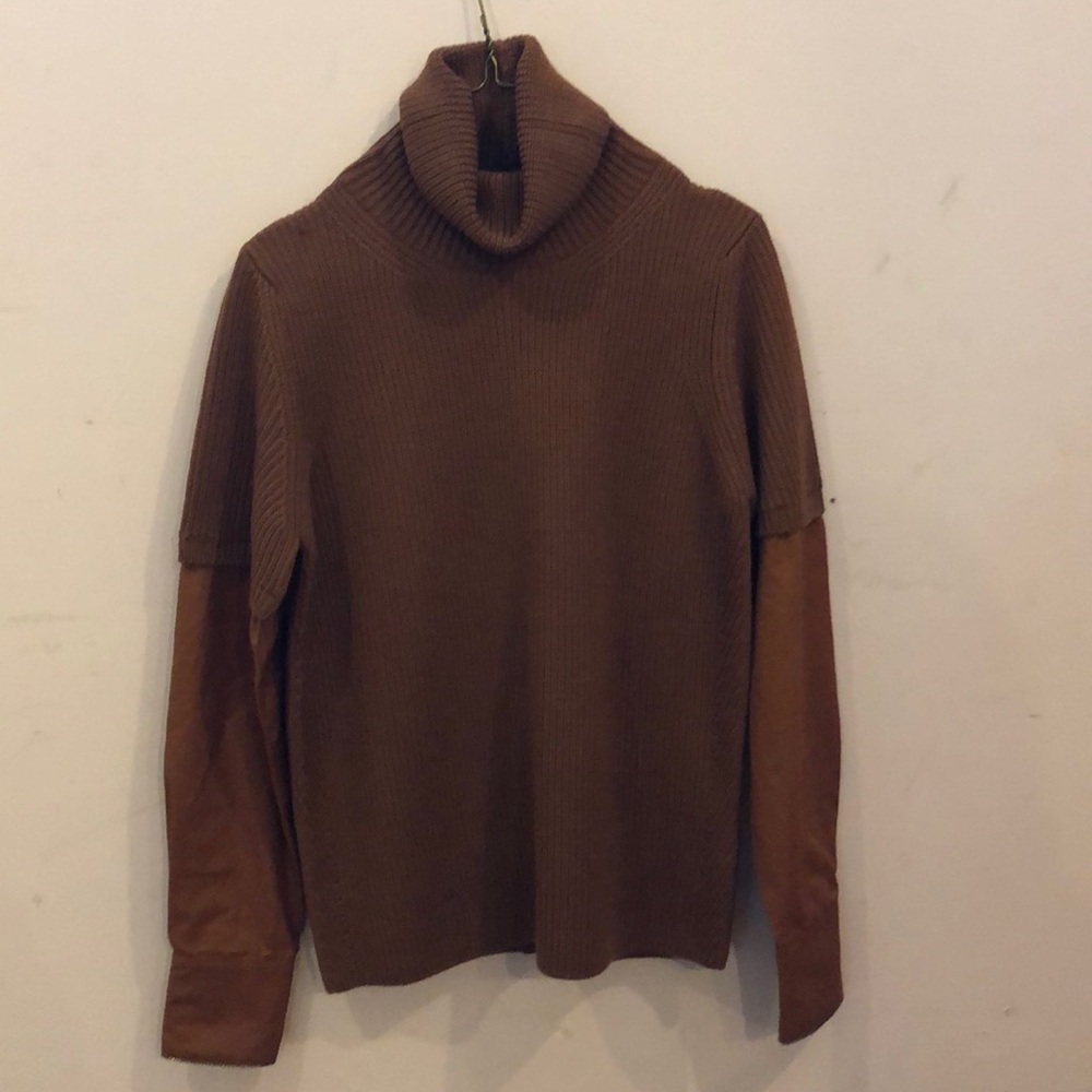 N°21 long sleeve turtleneck cotton sweater.